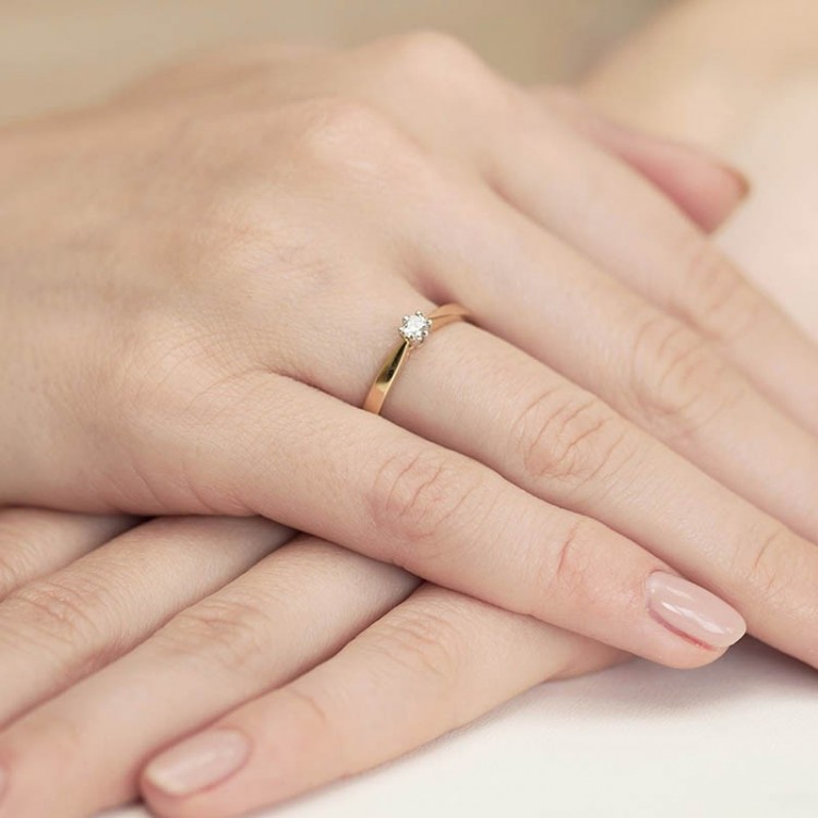 Pierścionek zaręczynowy z diamentem