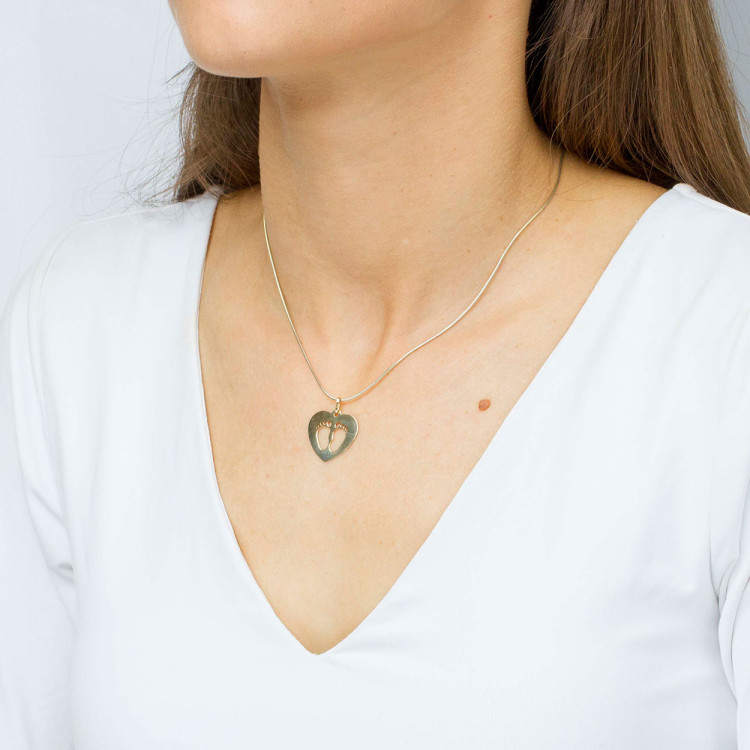 Zawieszka ze złota stópki dziecięce w sercu