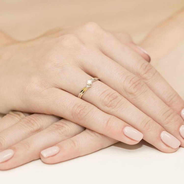 Pierścionek zaręczynowy z diamentem