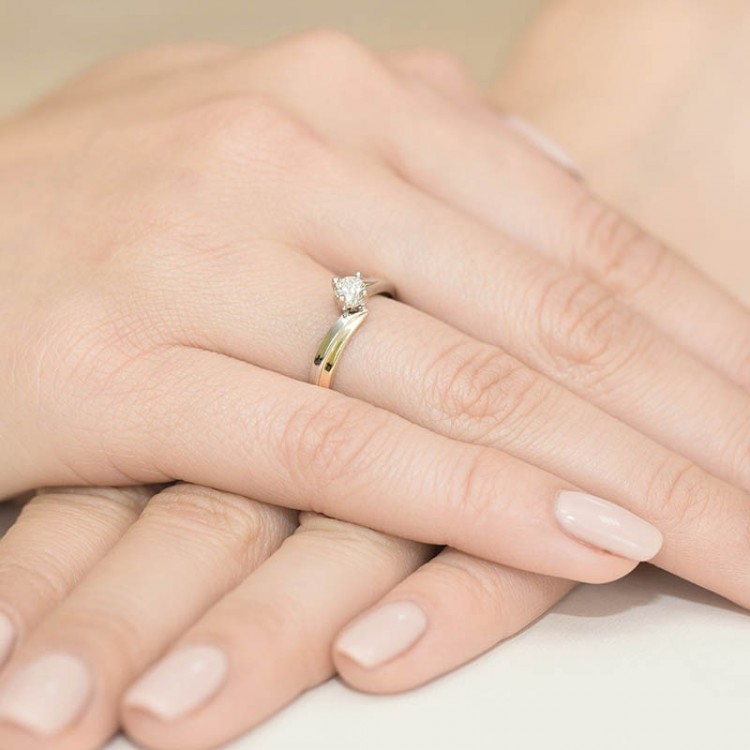 Pierścionek zaręczynowy z diamentem