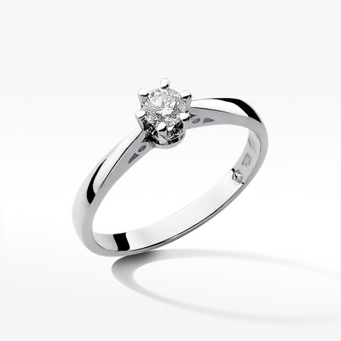 Pierścionek zaręczynowy z diamentem