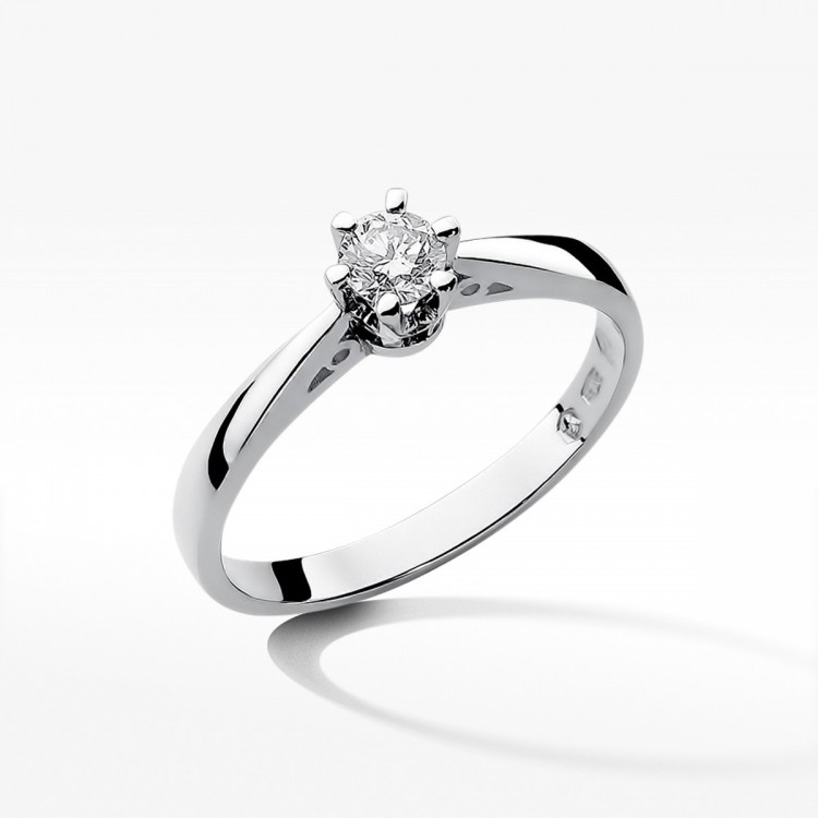 Pierścionek zaręczynowy z diamentem