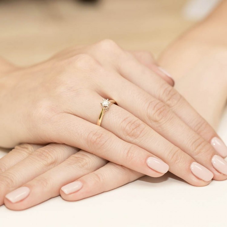 Pierścionek zaręczynowy z diamentem