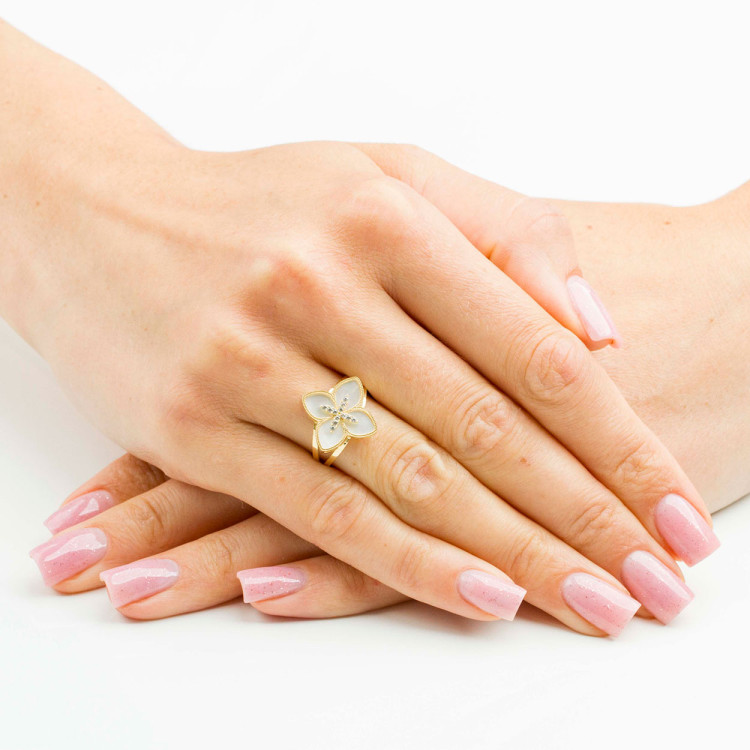 Pierścionek ze złota z masą perłową i białymi cyrkoniami