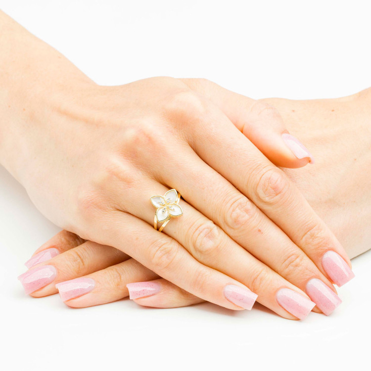 Pierścionek ze złota z masą perłową i białymi cyrkoniami