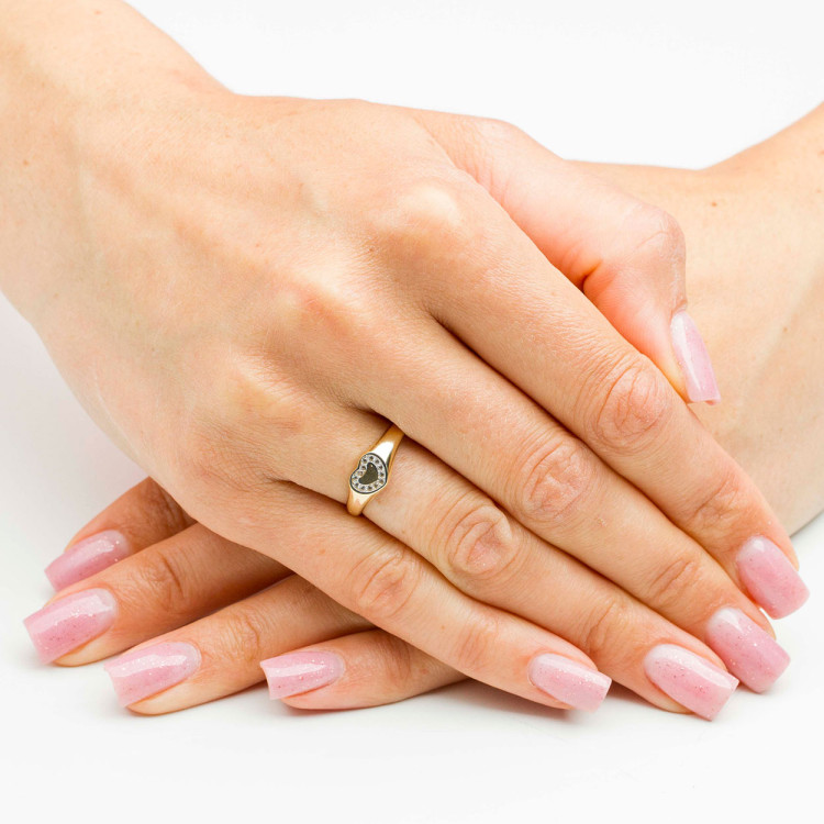 Pierścionek ze złota serce z  białymi cyrkoniami