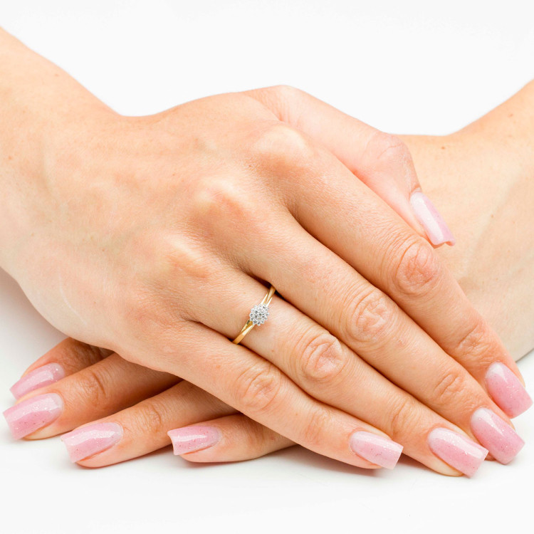 Pierścionek ze złota z białymi cyrkoniami