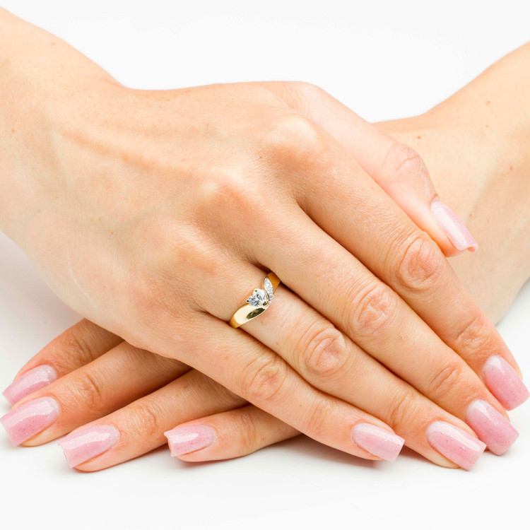 Pierścionek ze złota z białymi cyrkoniami