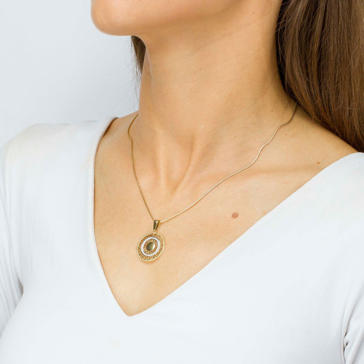 Zawieszka ze złota z białymi cyrkoniami i wzorem greckim