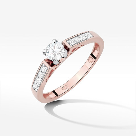 Pierścionek zaręczynowy z diamentami