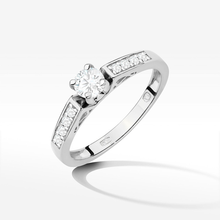 Pierścionek zaręczynowy z diamentami