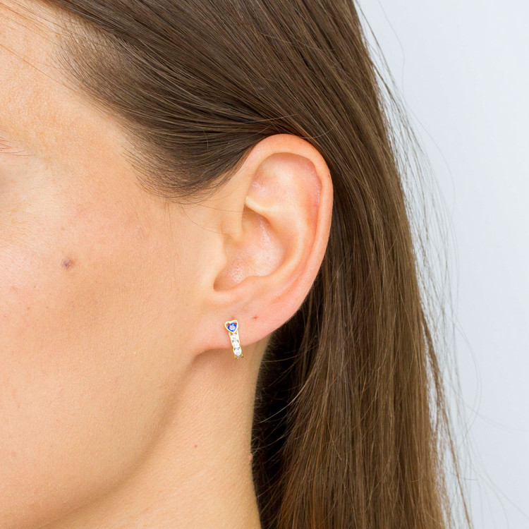 Kolczyki ze złota serca z niebieską i białymi cyrkoniami