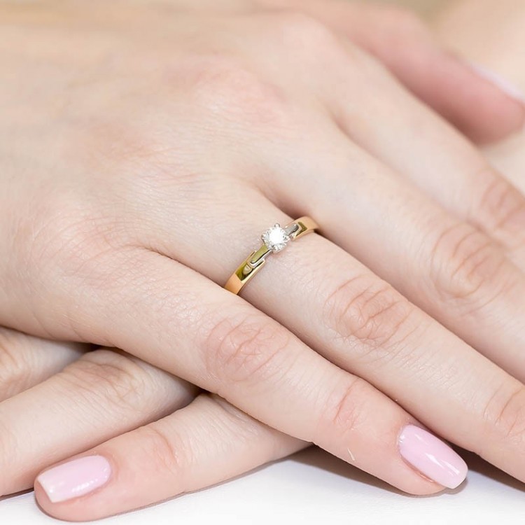 Pierścionek zaręczynowy z diamentem