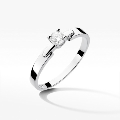 Pierścionek zaręczynowy z diamentem