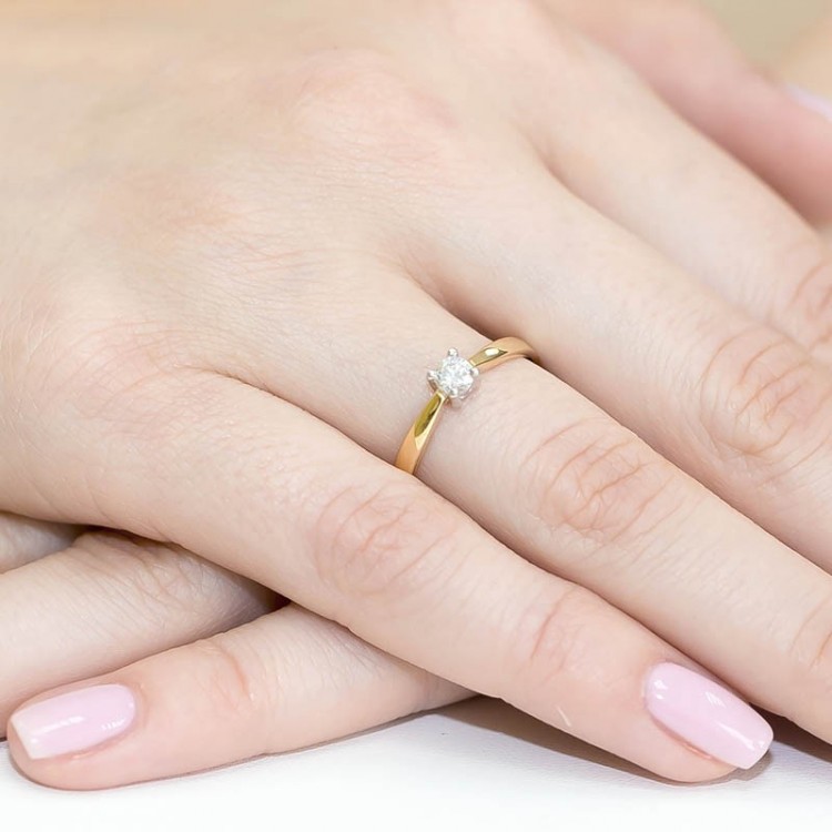 Pierścionek zaręczynowy z diamentem