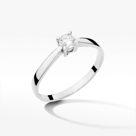 Pierścionek zaręczynowy z diamentem