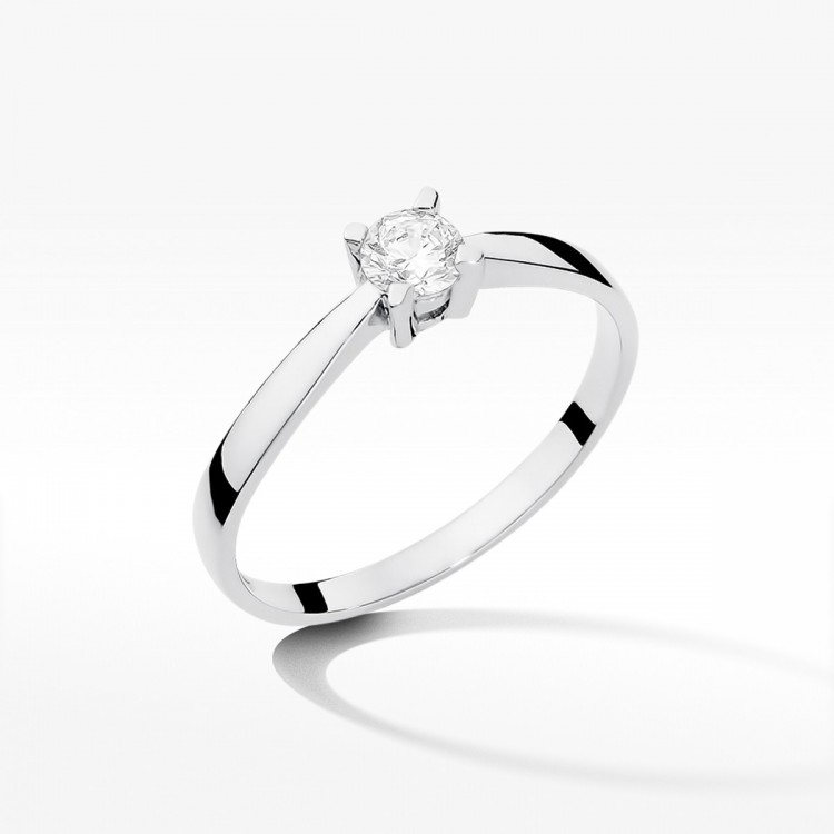 Pierścionek zaręczynowy z diamentem