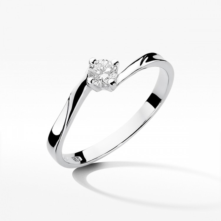 Pierścionek zaręczynowy z diamentem