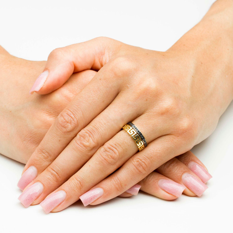 Pierścionek ze złota z wzorem greckim i czarnymi cyrkoniami