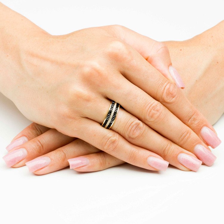 Pierścionek ze złota z czarnymi i białymi cyrkoniami