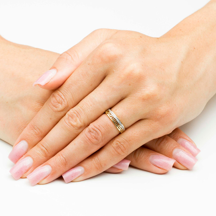 Pierścionek ze złota z wzorem greckim i białymi cyrkoniami