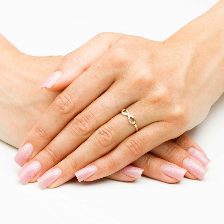 Pierścionek ze złota nieskończoność z białymi cyrkoniami