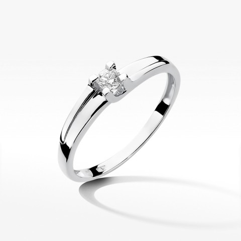Pierścionek zaręczynowy z diamentem