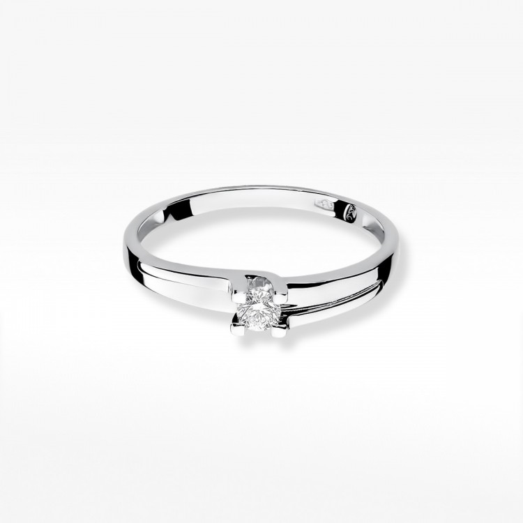 Pierścionek zaręczynowy z diamentem