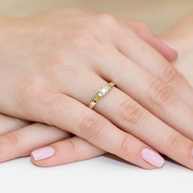 Pierścionek zaręczynowy z diamentem