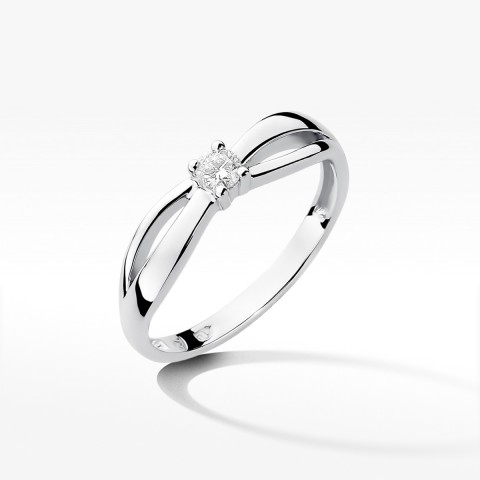 Pierścionek zaręczynowy z diamentem