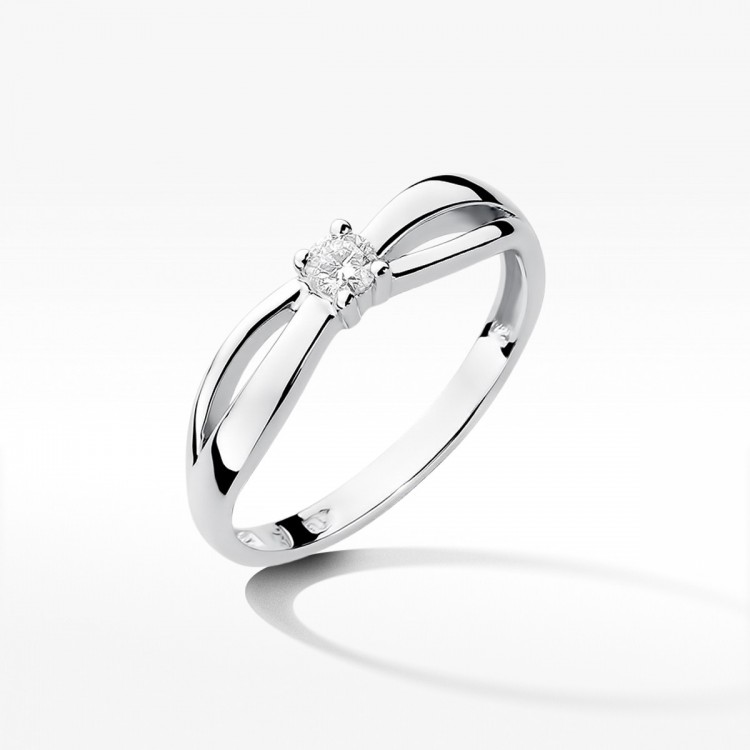 Pierścionek zaręczynowy z diamentem