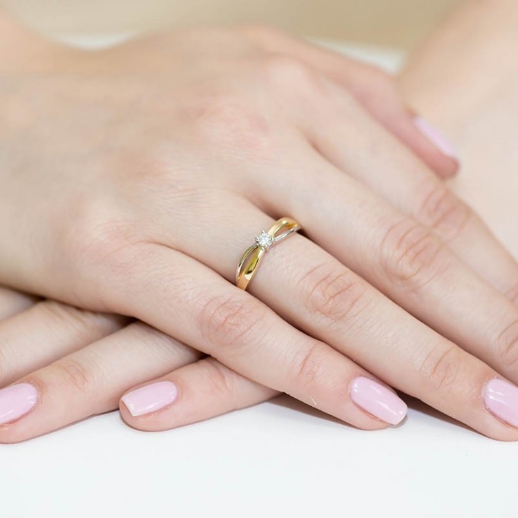 Pierścionek zaręczynowy z diamentem