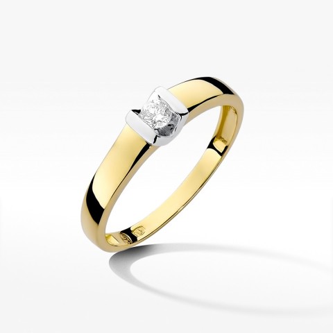 Pierścionek zaręczynowy z diamentem