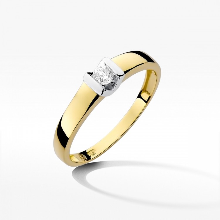 Pierścionek zaręczynowy z diamentem