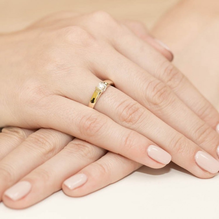 Pierścionek zaręczynowy z diamentem