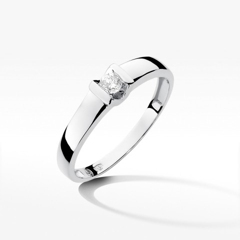 Pierścionek zaręczynowy z diamentem