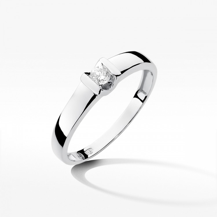 Pierścionek zaręczynowy z diamentem