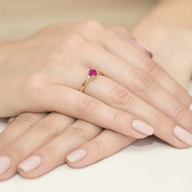 Z rubinem i brylantami