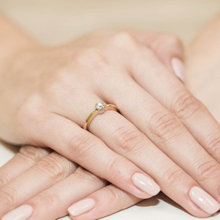 pierscionek-zareczynowy-z-brylantem