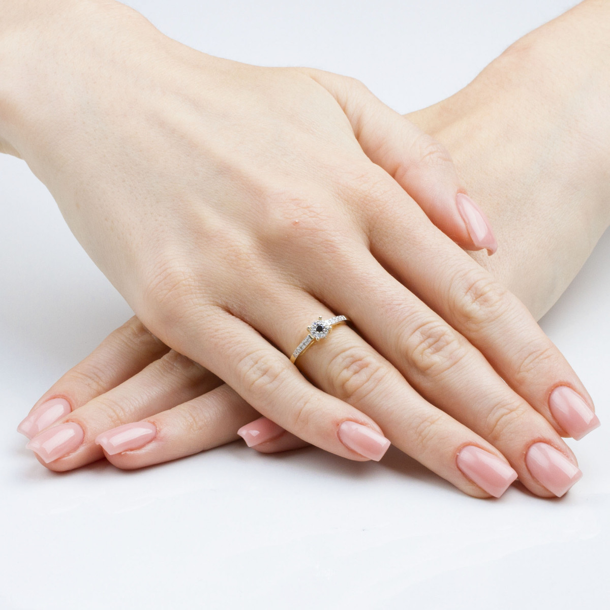 loty-pierscionek-z-brylantam